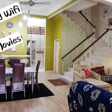 E&A Homestay KLIA/ Sepang/ Nilai Bagian luar foto