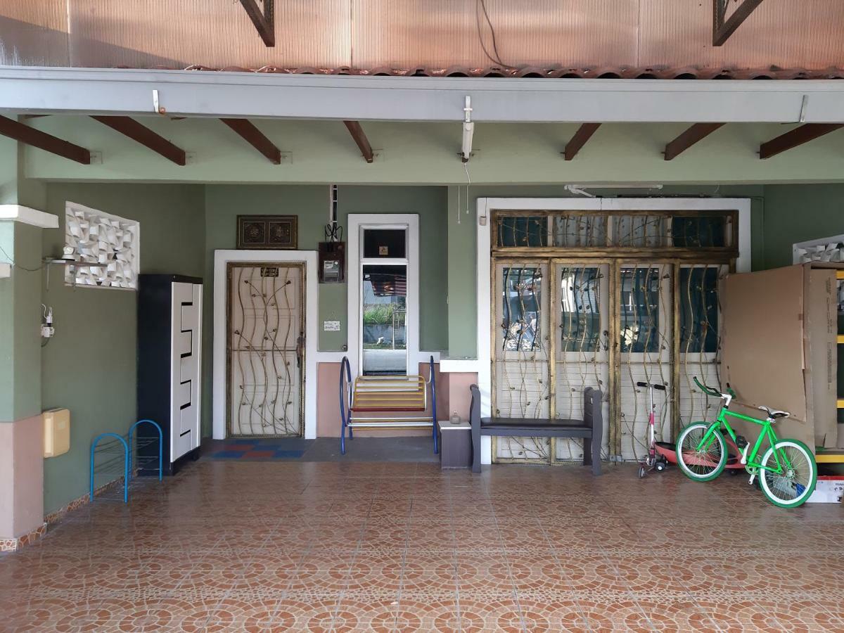 E&A Homestay KLIA/ Sepang/ Nilai Bagian luar foto